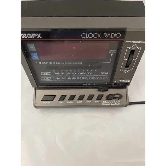 GPX Clock Radio D528G•Digital Clock Display•Analog AM/FM Radio•Alarm Clock - Picture 2 of 8
